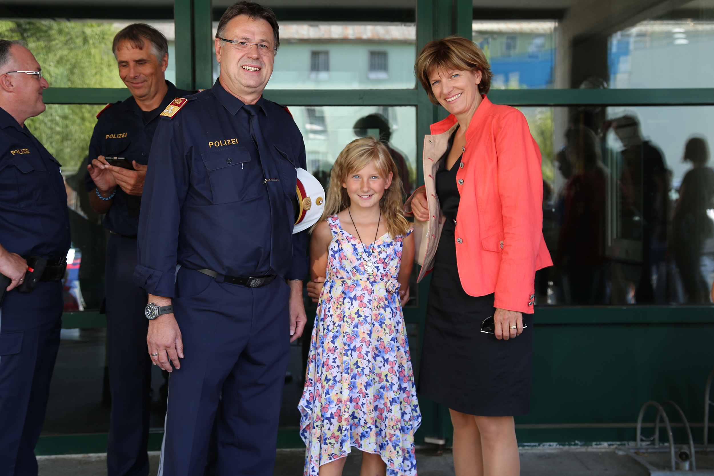 Oberst Reinhard Moser und Bürgermeisterin Christine Oppitz-Plörer mit Caren-Maria