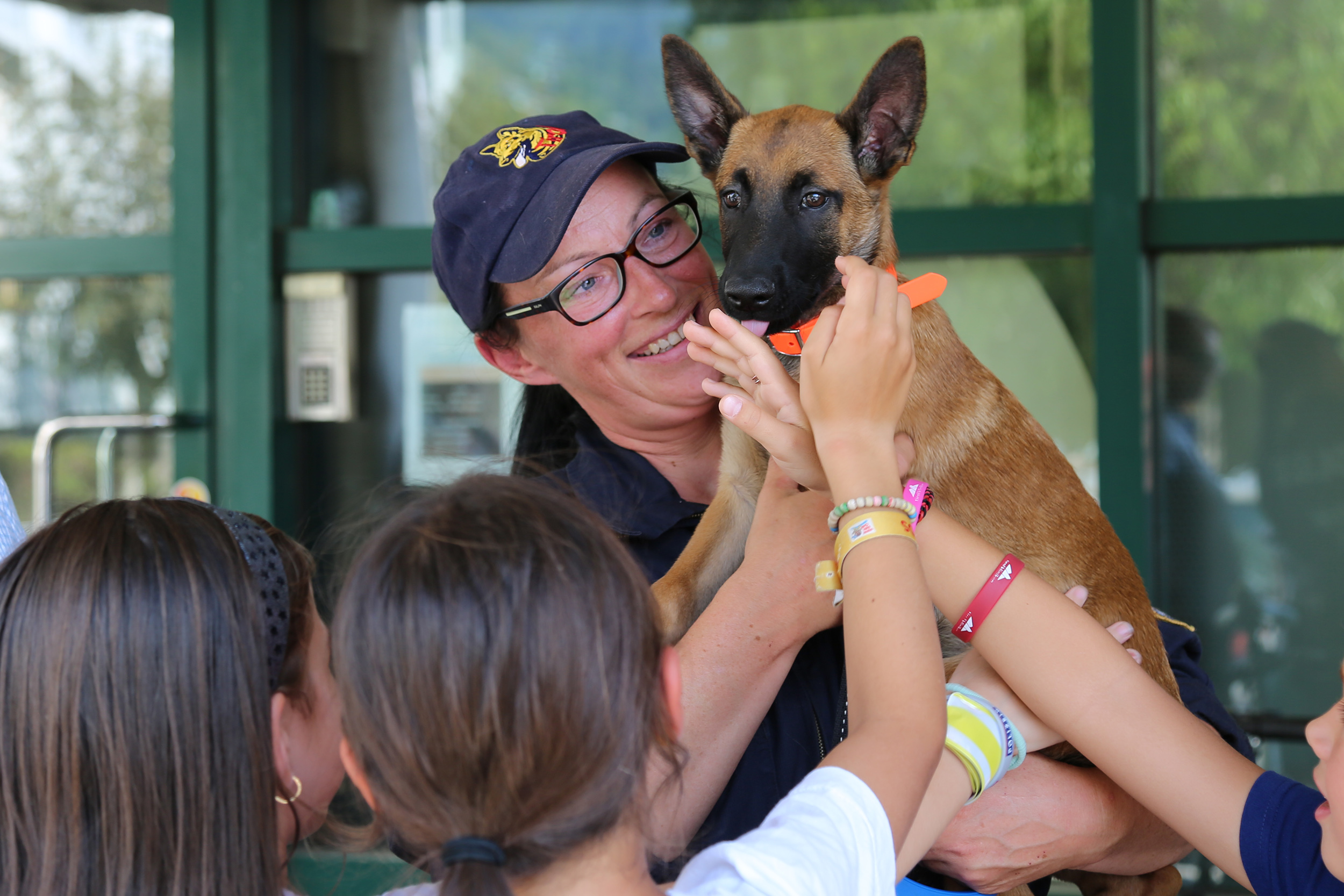 Der jüngste Polizist Tirols: Polizeihund Dito (11 Wochen) hatte heute mit der Polizeihundeführerin Michaela Donabaum seinen ersten Einsatztag und war bei den neuen Kinderpolizei-InspektorInnen sehr beliebt.