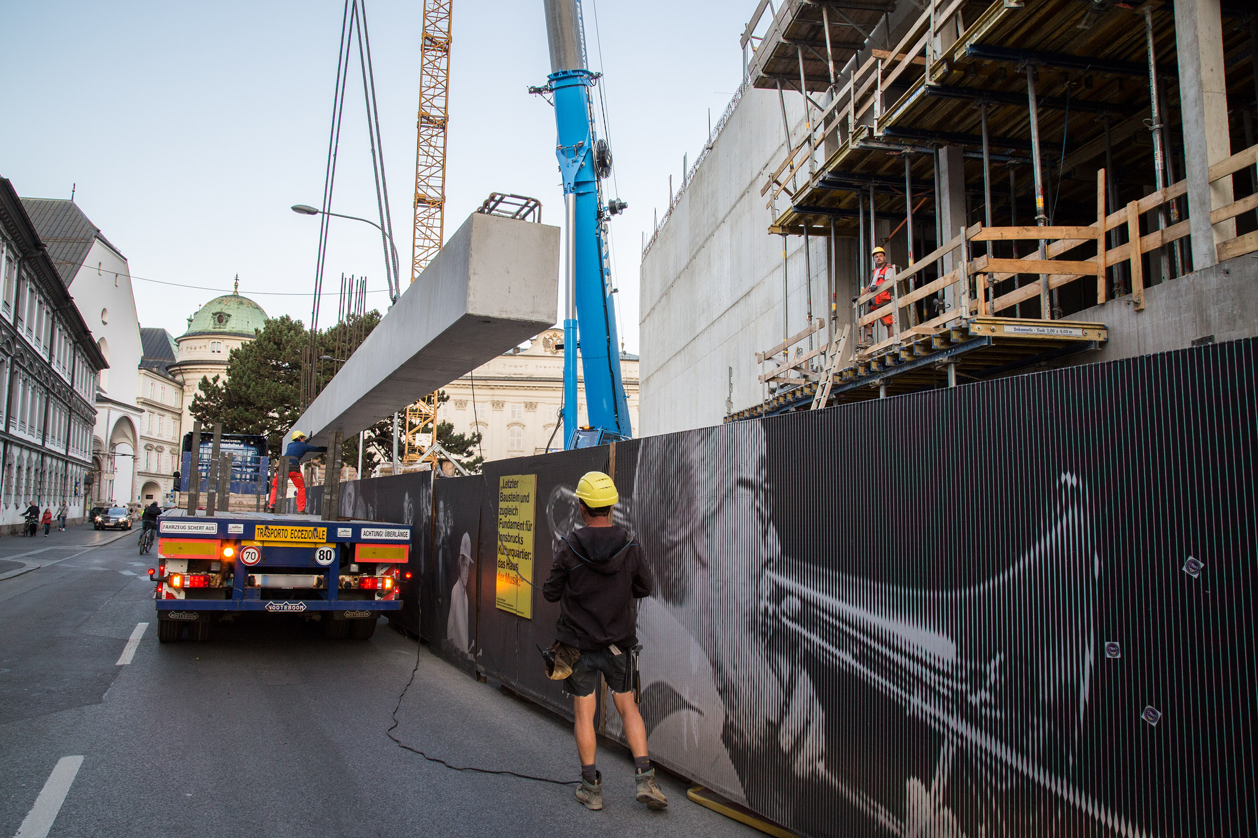 Das 28 Tonnen schwere Stahlbetonfertigteil wird mit dem Spezialkran auf das Dach gehoben.