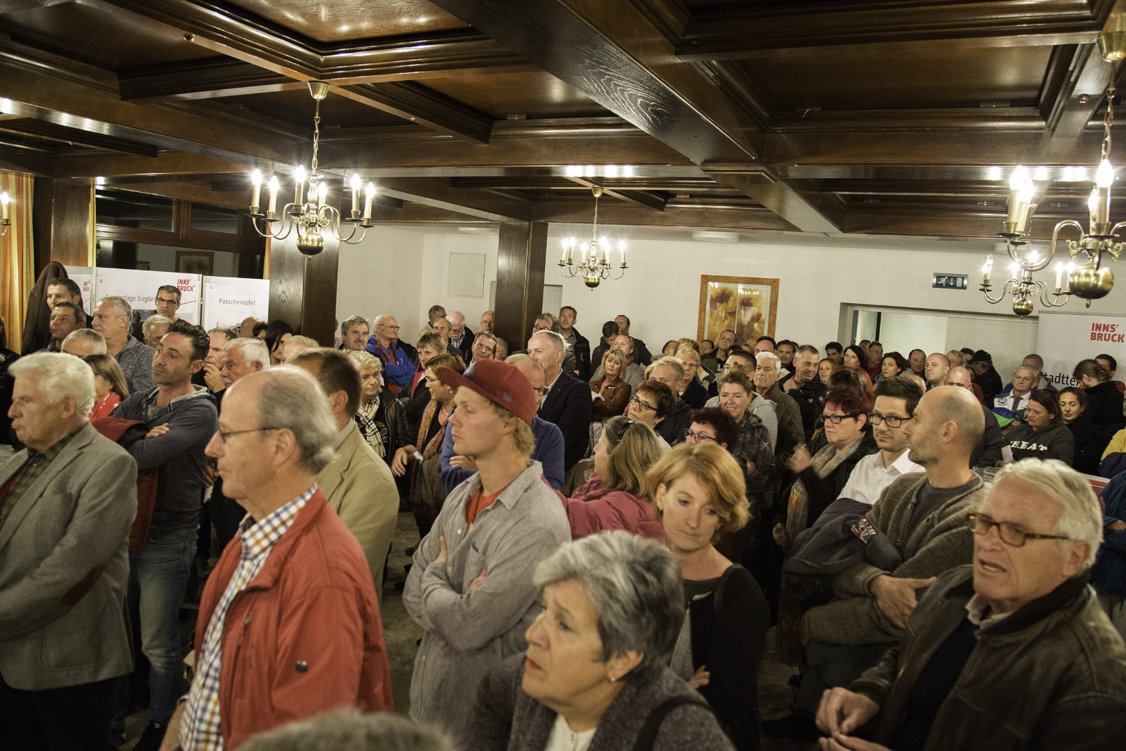 Der Pfarrsaal war gut besucht, rund 100 BewohnerInnen kamen zum Termin um 19:00 Uhr.