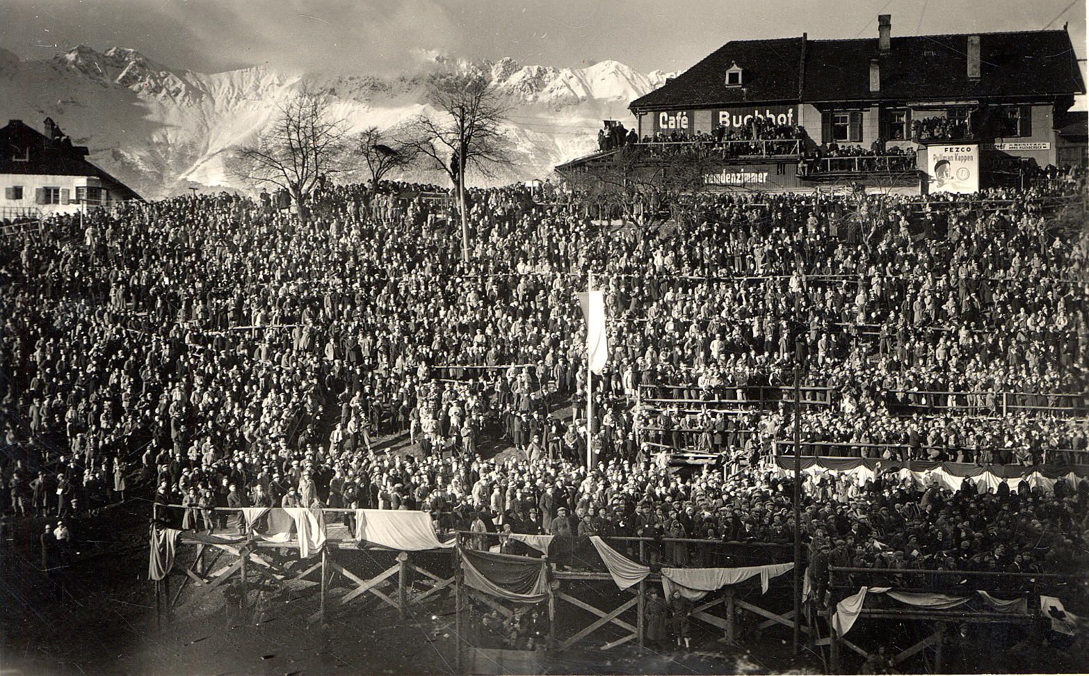 Skispringen war schon damals eine beliebte Sportart, wie das große Zuschauerinteresse am Bergisel 1933 zeigt.