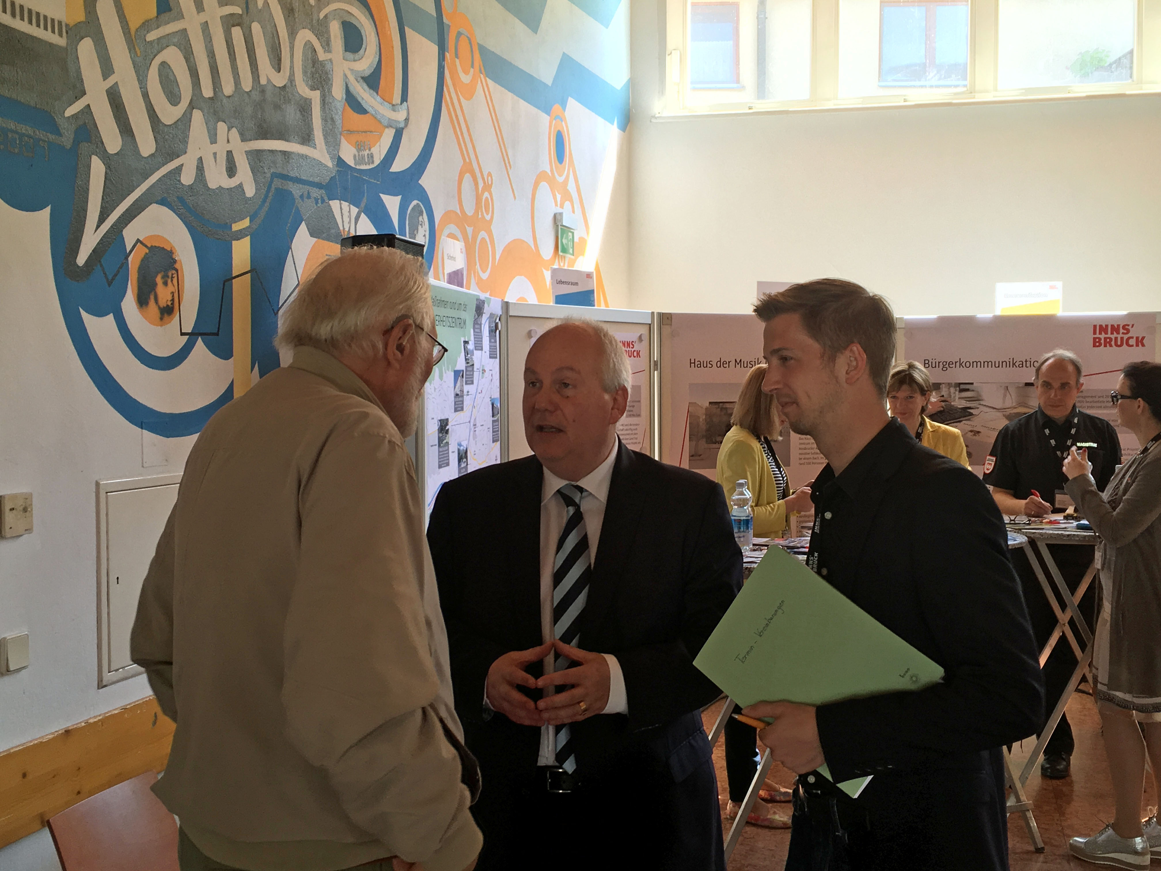 Zahlreiche Interessierte informierten sich beim Stadtteiltag in Höttinger Au über ihren Stadtteil. Stadtrat Andreas Wanker (M.) beantwortete beispielsweise viele Fragen rund um das Thema Wohnen.