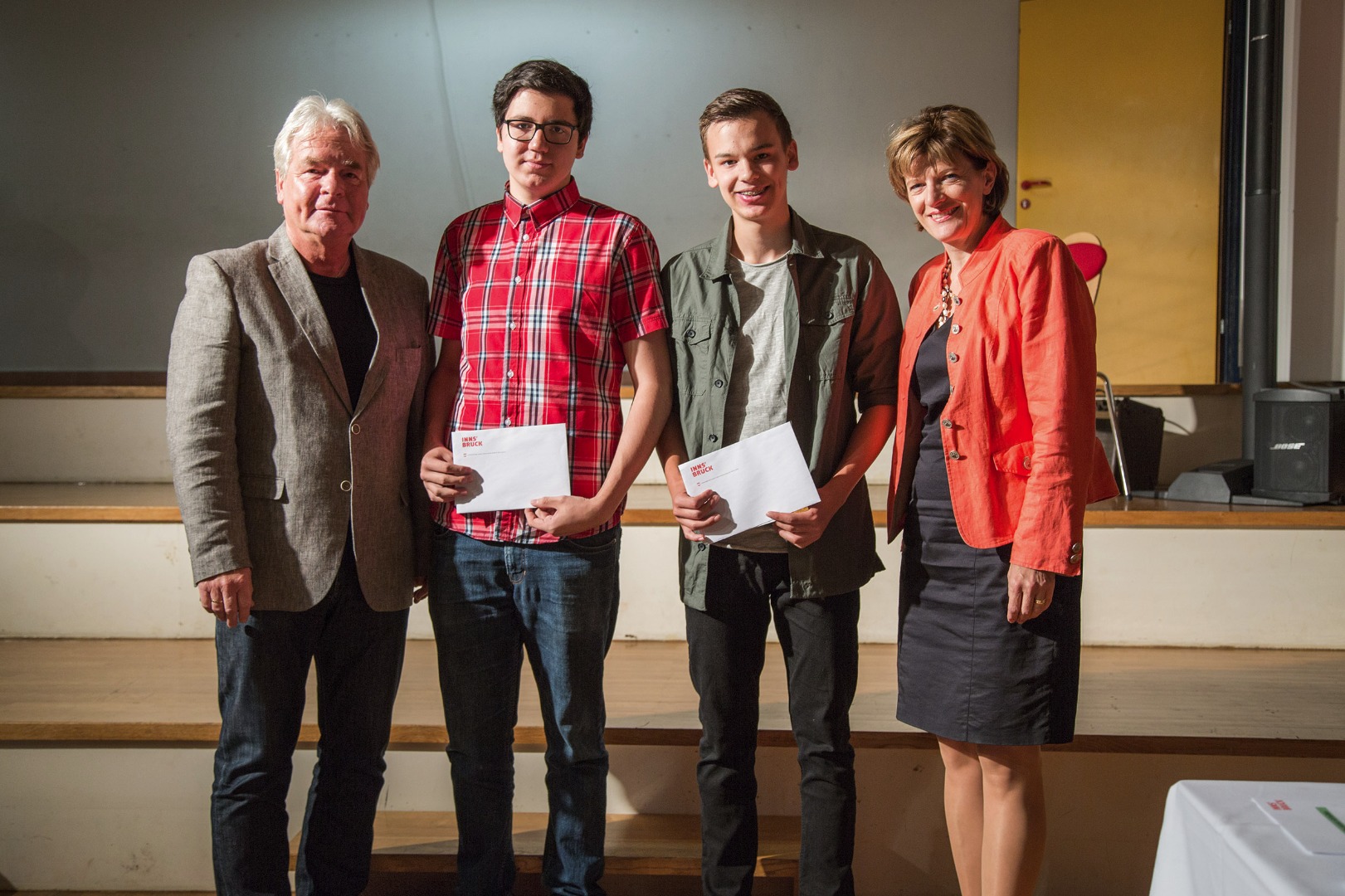 Stadtrat Ernst Pechlaner und Bürgermeisterin Christine Oppitz-Plörer mit den ausgezeichneten Absolventen der NMS Dr. Fritz-Prior