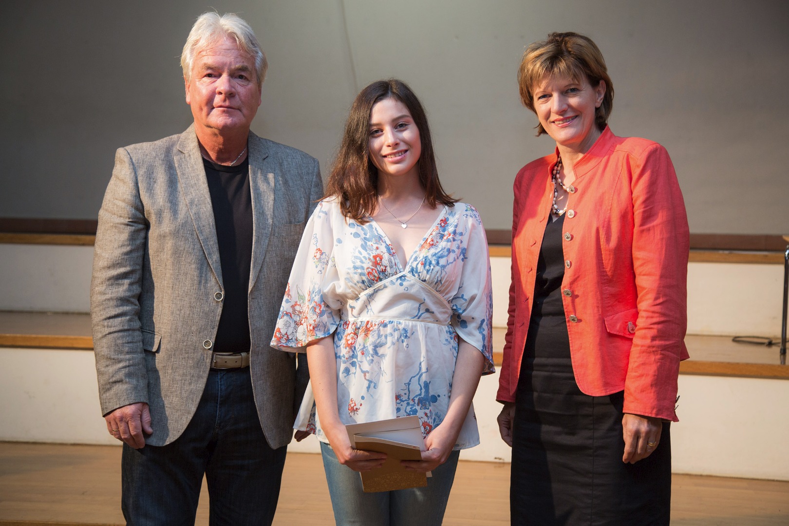 Stadtrat Ernst Pechlaner und Bürgermeisterin Christine Oppitz-Plörer mit der Absolventin der NMS Wilten