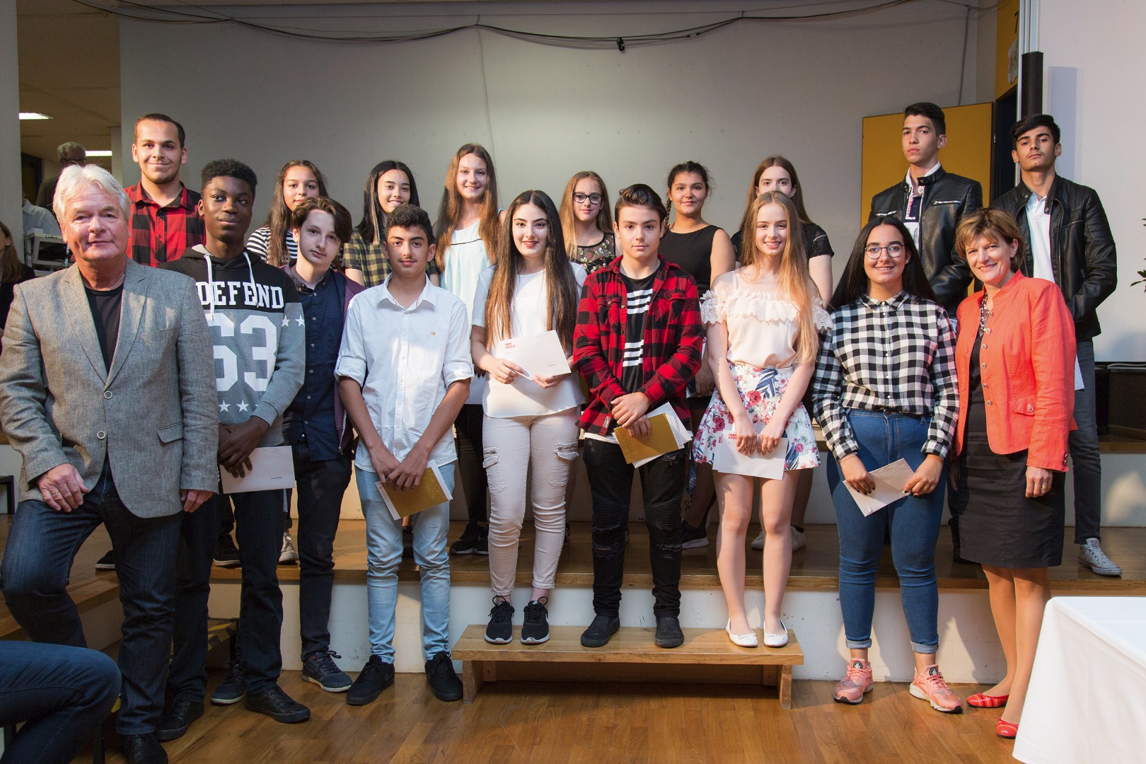 Stadtrat Ernst Pechlaner und Bürgermeisterin Christine Oppitz-Plörer mit den AbsolventInnen der NMS O-Dorf und ECDL-AbsolventInnen der NMS O-Dorf