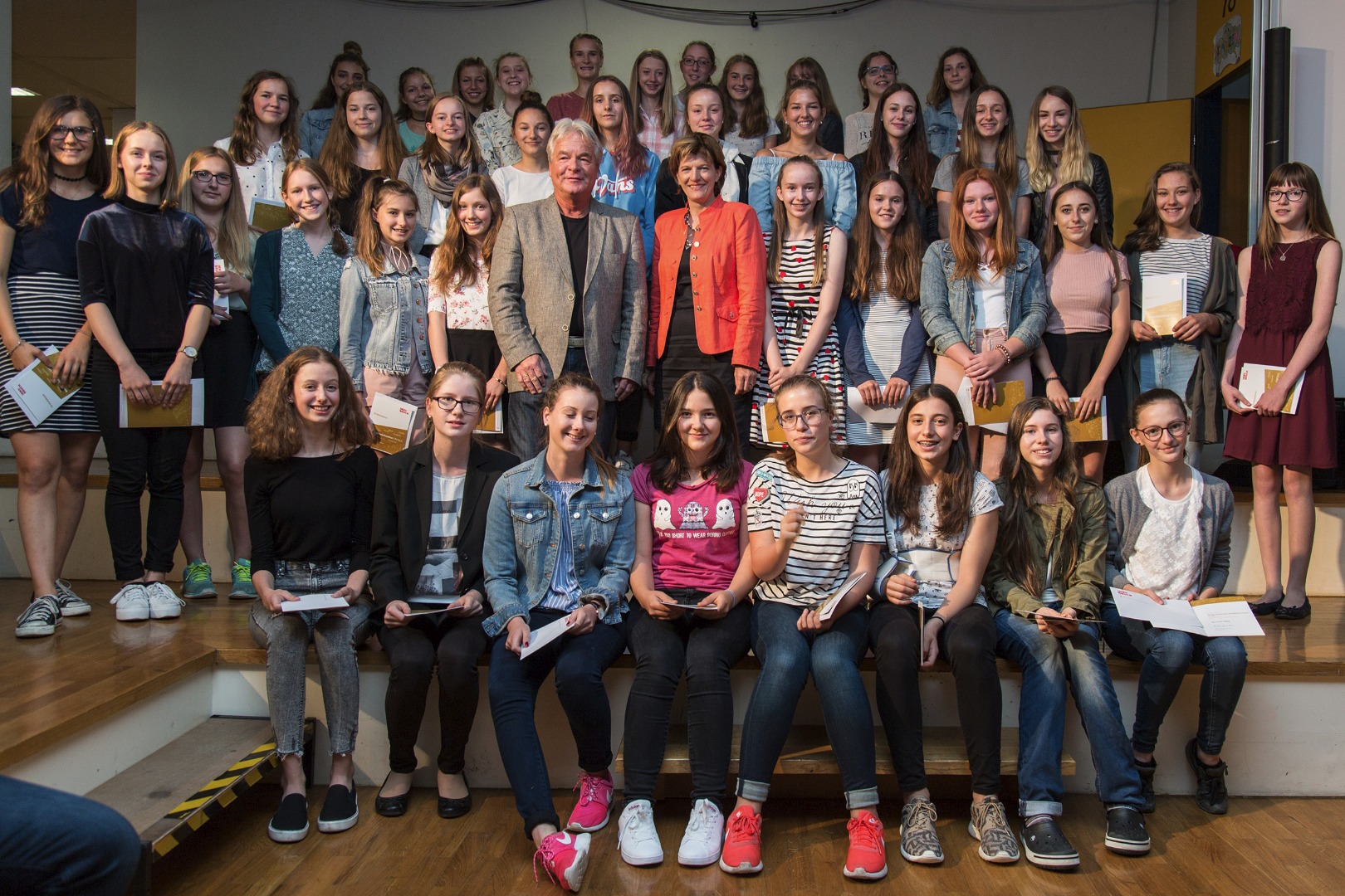 Stadtrat Ernst Pechlaner und Bürgermeisterin Christine Oppitz-Plörer mit den 42 AbsolventInnen der NMS Kettenbrücke