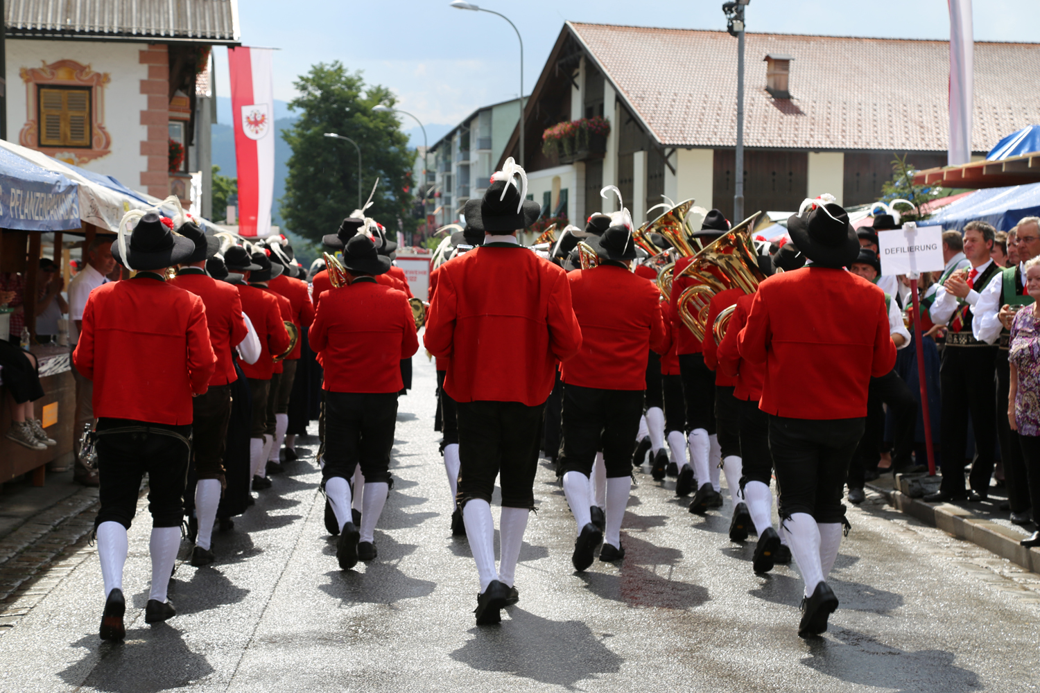 Traditionsvereine, wie Musikkapellen, Schützen und Trachtengruppen, nützen die Straßen von Innsbruck beispielsweise für Prozessionen oder, wie hier im Bild, für die
Marschmusikbewertung, bei der alle Innsbrucker Musikkapellen teilnahmen.