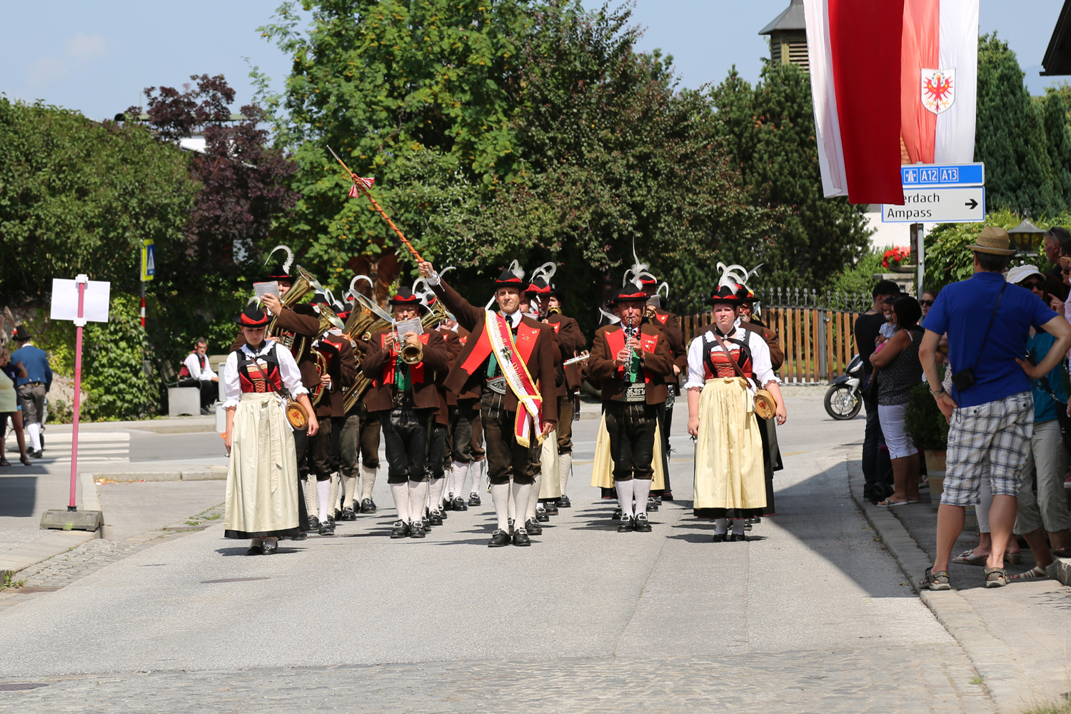 Traditionsvereine, wie Musikkapellen, Schützen und Trachtengruppen, nützen die Straßen von Innsbruck beispielsweise für Prozessionen oder, wie hier im Bild, für die
Marschmusikbewertung, bei der alle Innsbrucker Musikkapellen teilnahmen.