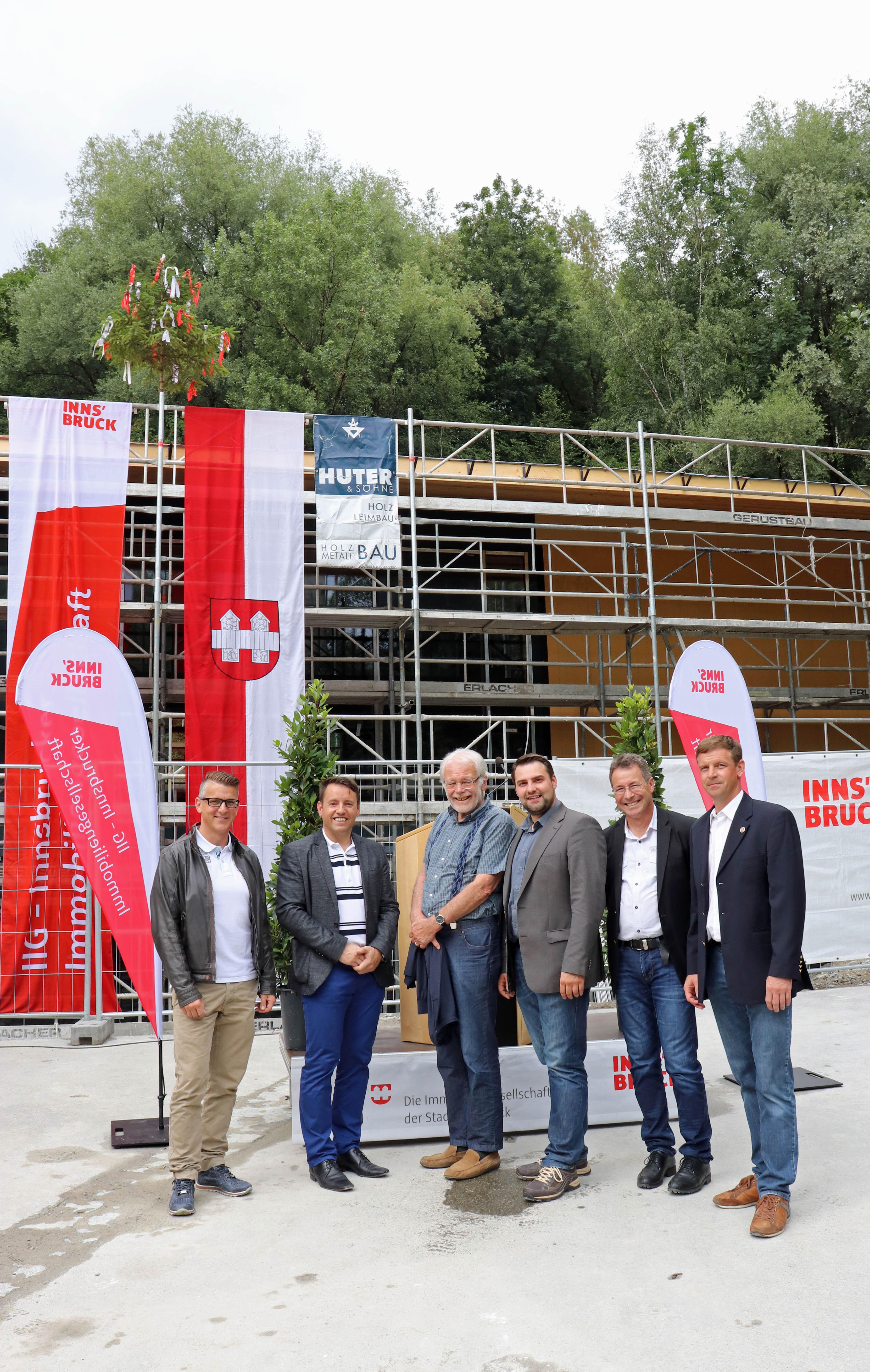 Hatten Grund zum Feiern (v. l.): Musikkapellen-Obmann Ing. Johann Egg, IIG-Geschäftsführer Dr. Franz Danler, Architekt DI Jörg Streli, Christoph Appler, Ing. Bernhard Huter (beide Vertreter der Vereinsgemeinschaft) und Ring-Verein Obmann Michael Kirschner