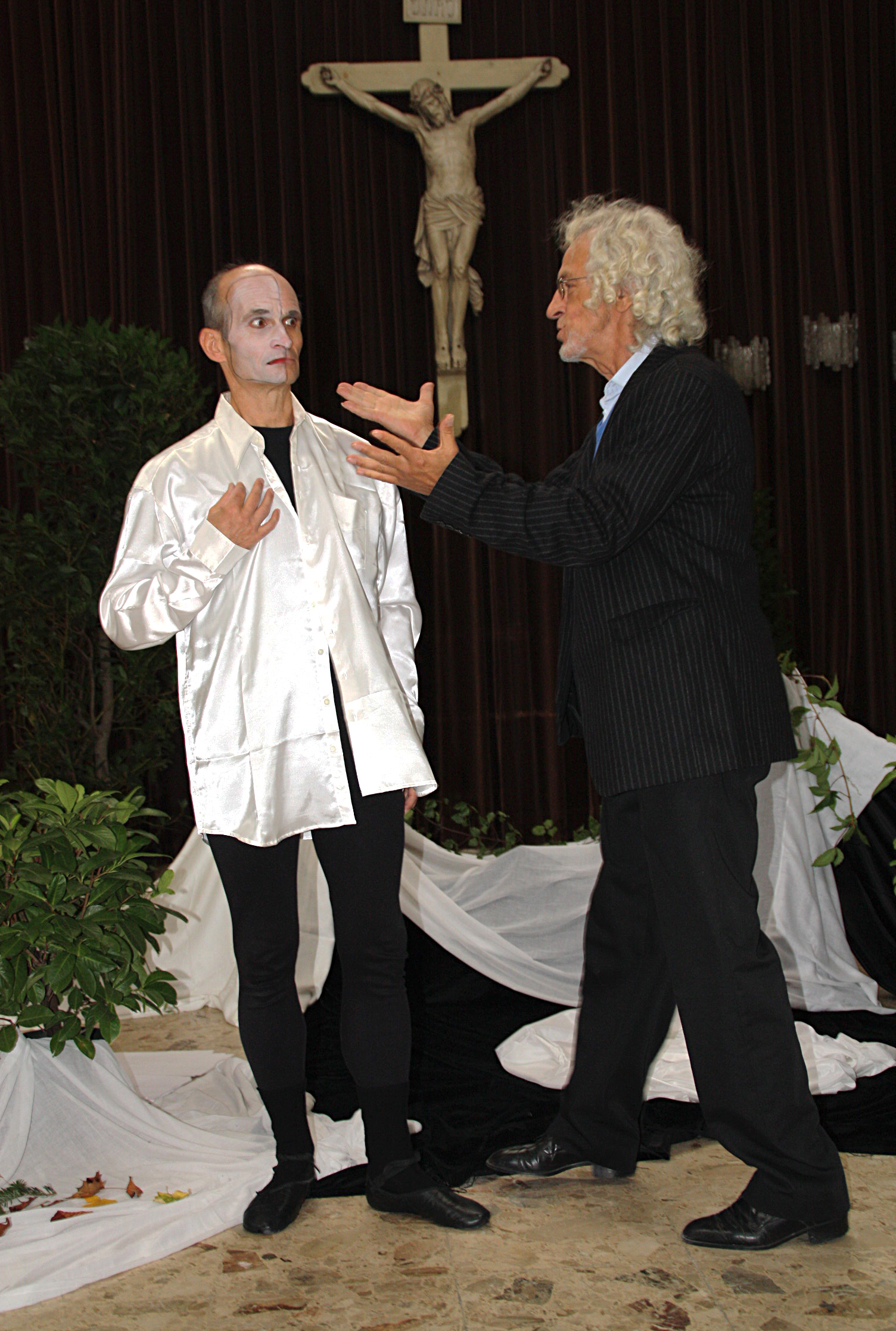 Pantomime in der Einsegnungshalle des Westfriedhofs