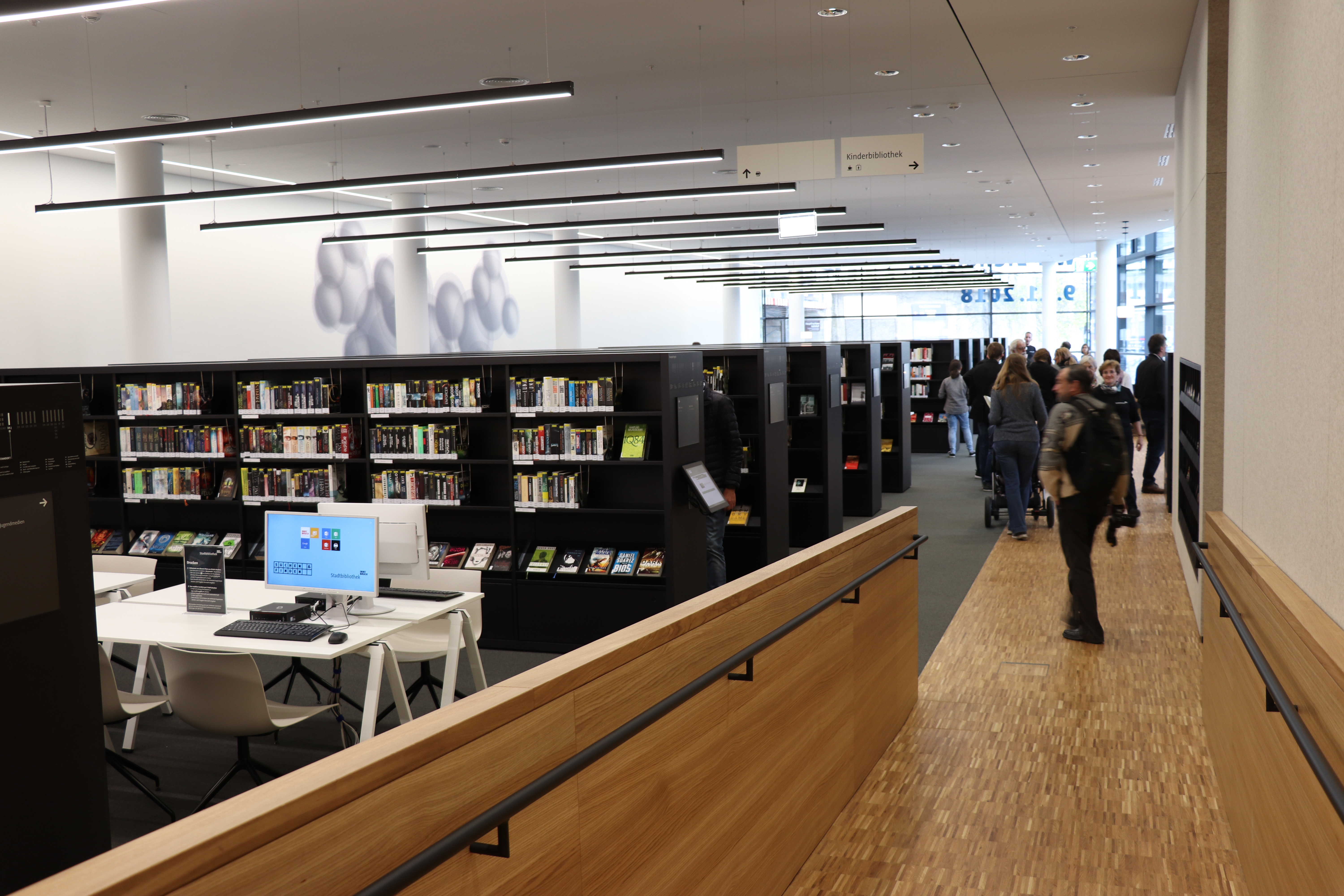 Mehrere Computer-Arbeitsplätze mit kostenlosem WLAN stehen zur Verfügung.