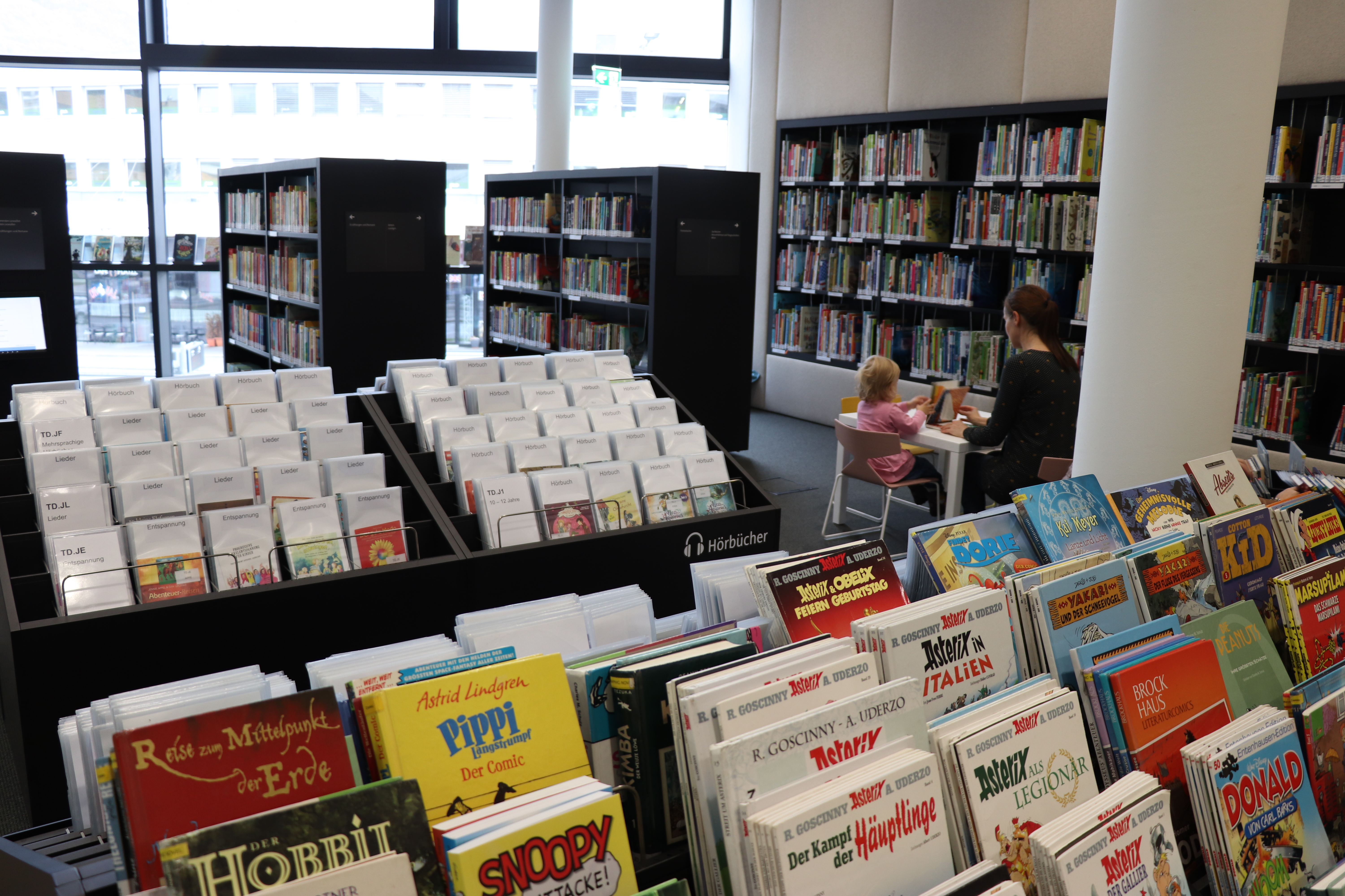 Was das Kinderherz begehrt: Die eigene Kinderbibliothek im 1. Stock hält neben einer Leseecke unter anderem Spiele, Hörbücher und Comics bereit.