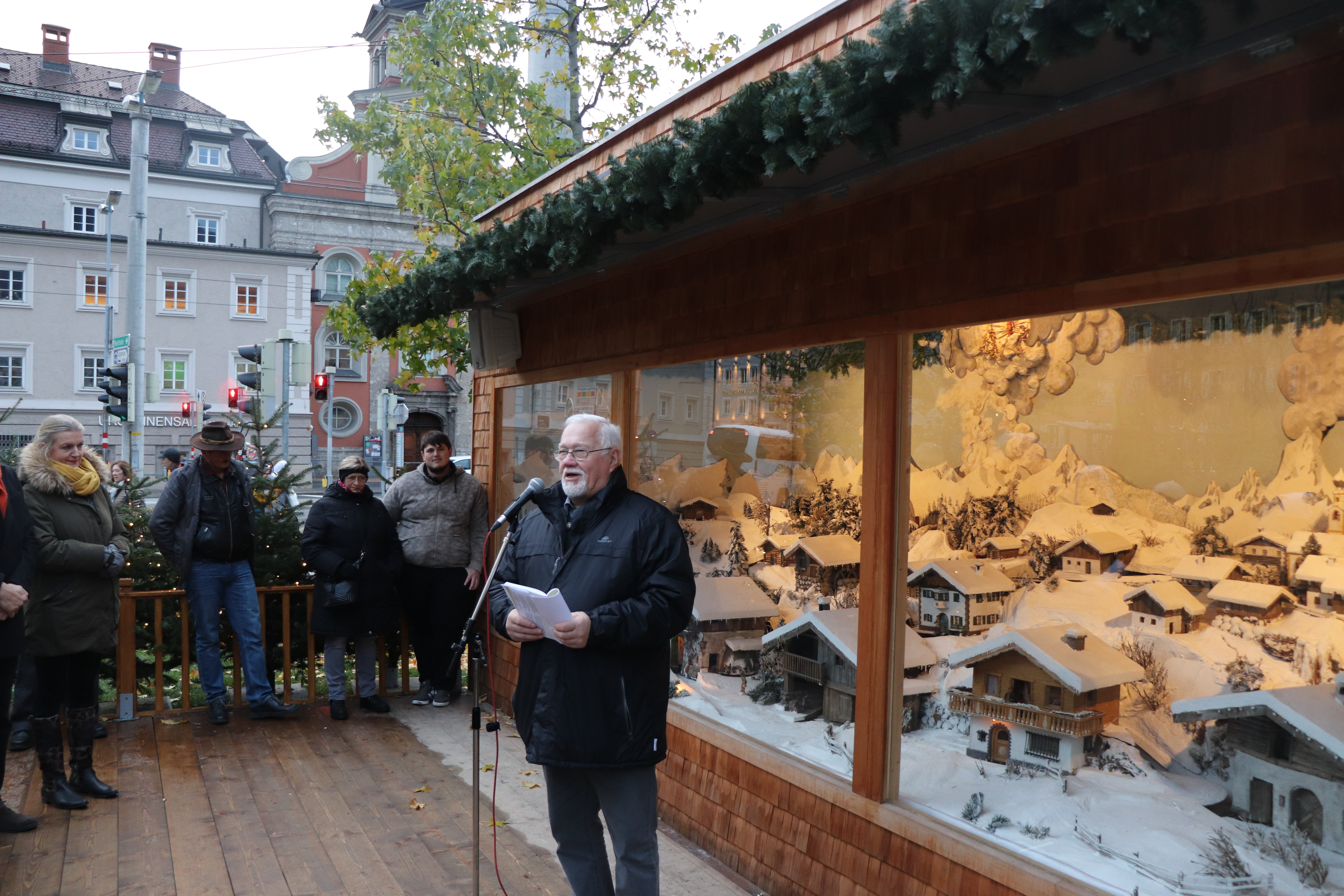 Mundartdichter Emanuel Heger trug in traditioneller Weise ein Gedicht vor und erzählte über das Leben von Friedl Jaufenthaler.