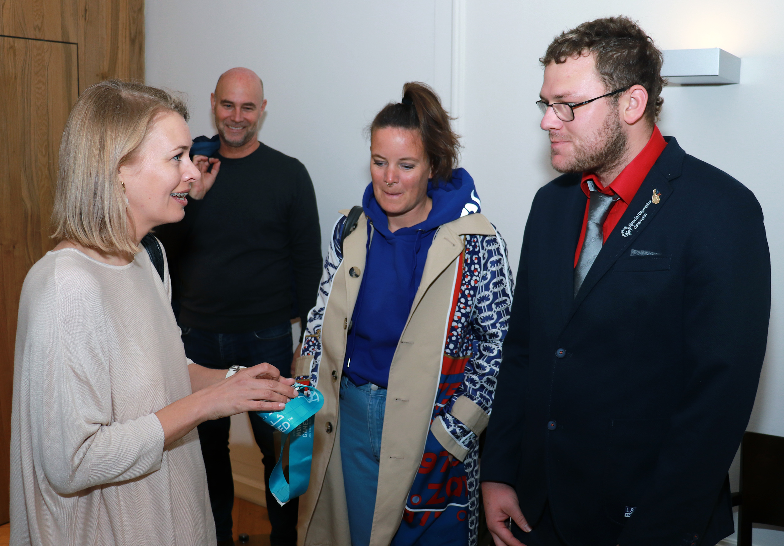 Raphael Bantner konnte als einziger Tiroler Athlet eine Medaille von den Special Olympic Games 2019 im März in Abu Dhabi mitnehmen. Der Fußball-Torhüter durfte sich mit seinem Team über Silber freuen. Bürgermeister Georg Willi, Sportstadträtin Elisabeth Mayr und Sportamtsleiter Romuald Niescher empfingen den Sportler im Rathaus und gratulierten herzlich. Bei seinem Besuch im Rathaus erzählte er von den Spielen sowie seinen Erlebnissen. Bereits jetzt freut er sich auf die nächste Austragung in Berlin 2023. Als Anerkennung bekam er ein kleines Präsent überreicht.