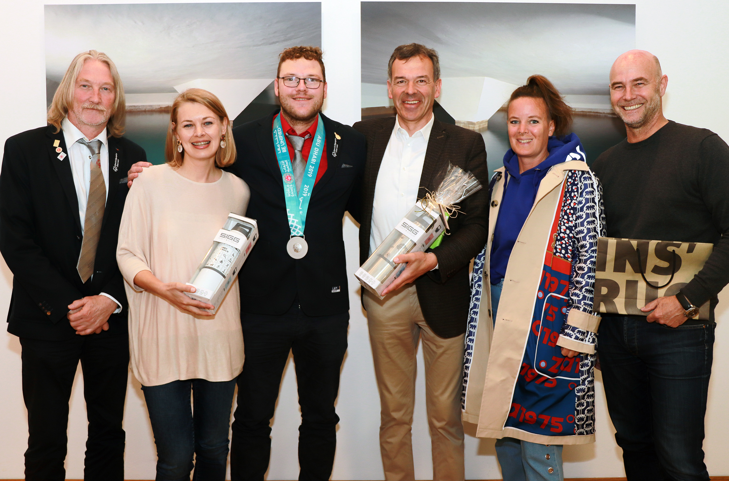 Raphael Bantner konnte als einziger Tiroler Athlet eine Medaille von den Special Olympic Games 2019 im März in Abu Dhabi mitnehmen. Der Fußball-Torhüter durfte sich mit seinem Team über Silber freuen. Bürgermeister Georg Willi, Sportstadträtin Elisabeth Mayr und Sportamtsleiter Romuald Niescher empfingen den Sportler im Rathaus und gratulierten herzlich. Bei seinem Besuch im Rathaus erzählte er von den Spielen sowie seinen Erlebnissen. Bereits jetzt freut er sich auf die nächste Austragung in Berlin 2023. Als Anerkennung bekam er ein kleines Präsent überreicht.