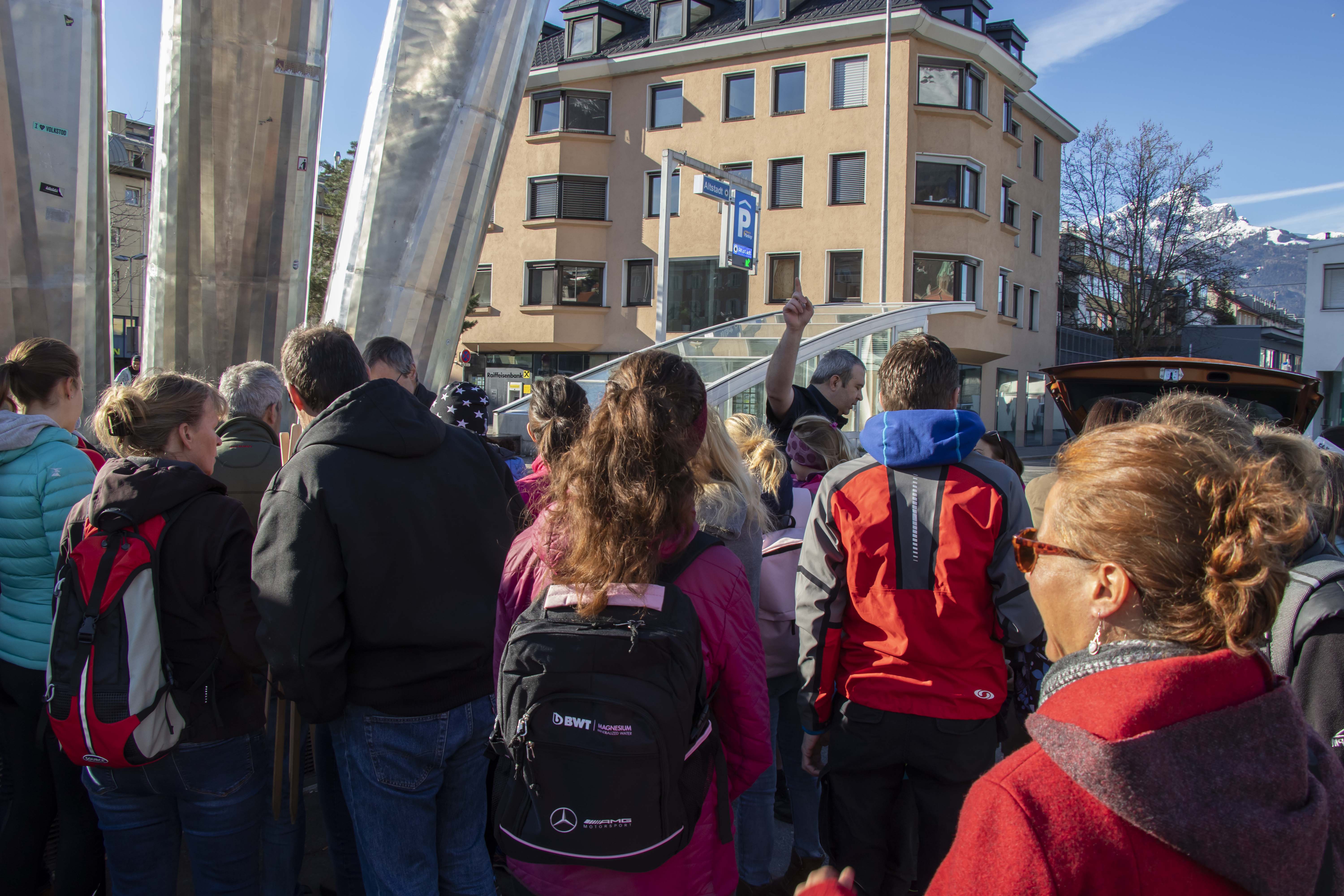 Großer Andrang herrschte am Marktplatz bei der Ausgabe von Greifzangen und Sammelsäcken.