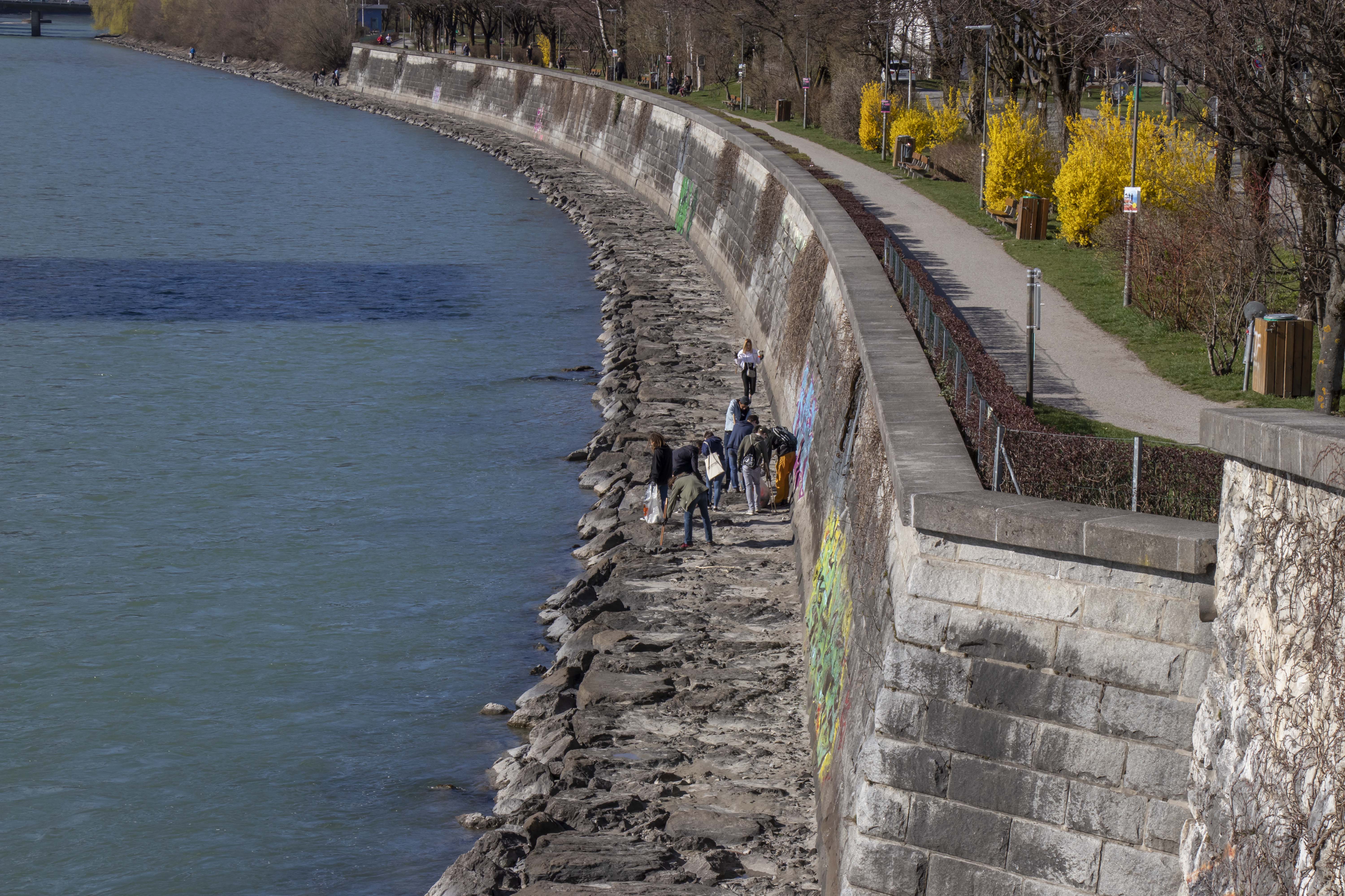 Mehr als 320 Freiwillige engagierten sich wie hier am Prandtauerufer bei der alljährlichen Innufer-Reinigung.