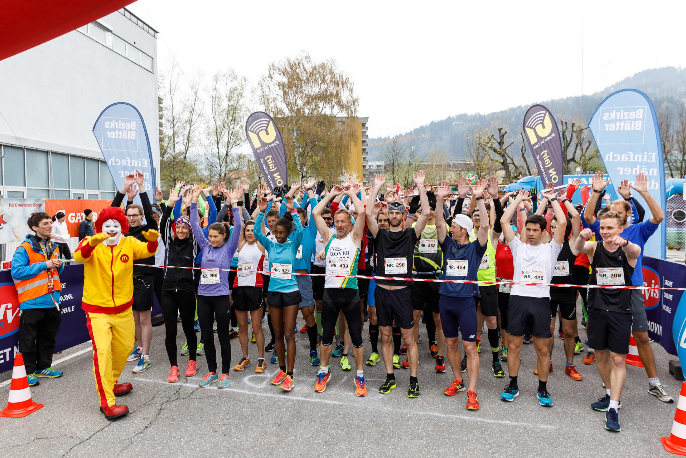 In Anwesenheit der für Sport zuständigen Stadträtin Mag.a Elisabeth Mayr fand am Sonntag, 14. April, der 7. Innsbrucker Happy Run statt. Fast 800 laufbegeisterte SportlerInnen waren am Start und legten viele Kilometer für einen guten Zweck zurück. Kinder, Jugendliche und ambitionierte Freizeit- und LeistungssportlerInnen stellten sich der sportlichen Herausforderung von Strecken zwischen 400 Metern und 21 Kilometern. Mit ihrer Teilnahme unterstützten die TeilnehmerInnen gleichzeitig die „Ronald McDonald“-Kinderhilfe, die es Familien schwer erkrankter Familien ermöglicht, während des Krankenhausaufenthaltes bei ihren Kindern bleiben zu können. Abseits der sportlichen Betätigung sorgte ein unterhaltsames Rahmenprogramm für gute und ausgelassene Stimmung.