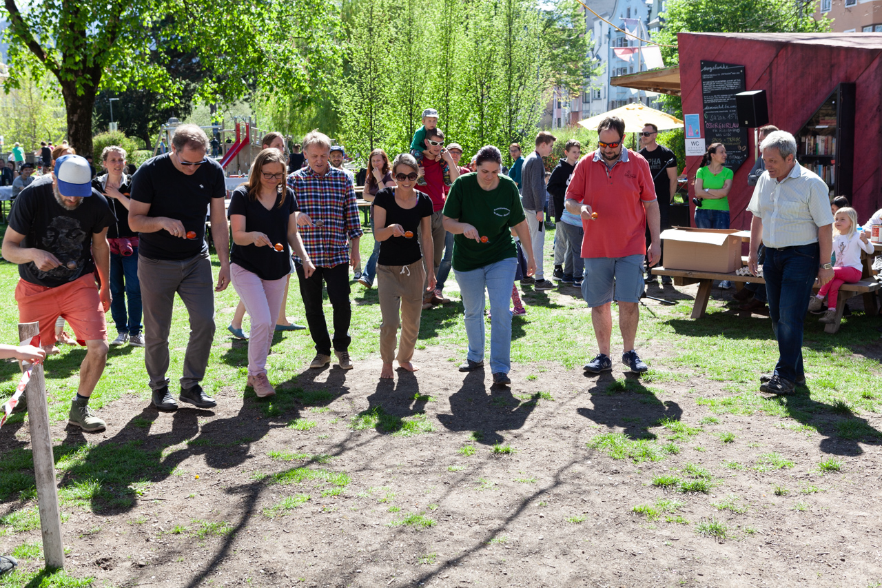 Am Ostersonntag fand bei strahlendem Sonnenschein im Waltherpark ein Eierlauf für die ganze Familie statt. Bürgermeister Georg Willi gratulierte den TeilnehmerInnen aller Altersklasse bei der Siegerehrung. Insgesamt nahmen rund 60 LäuferInnen aller Altersklassen an der Veranstaltung teil, die vom Wirtschaftsverein Mariahilf-St. Nikolaus "Anpurggen aktiv" organisiert wurde, teil.