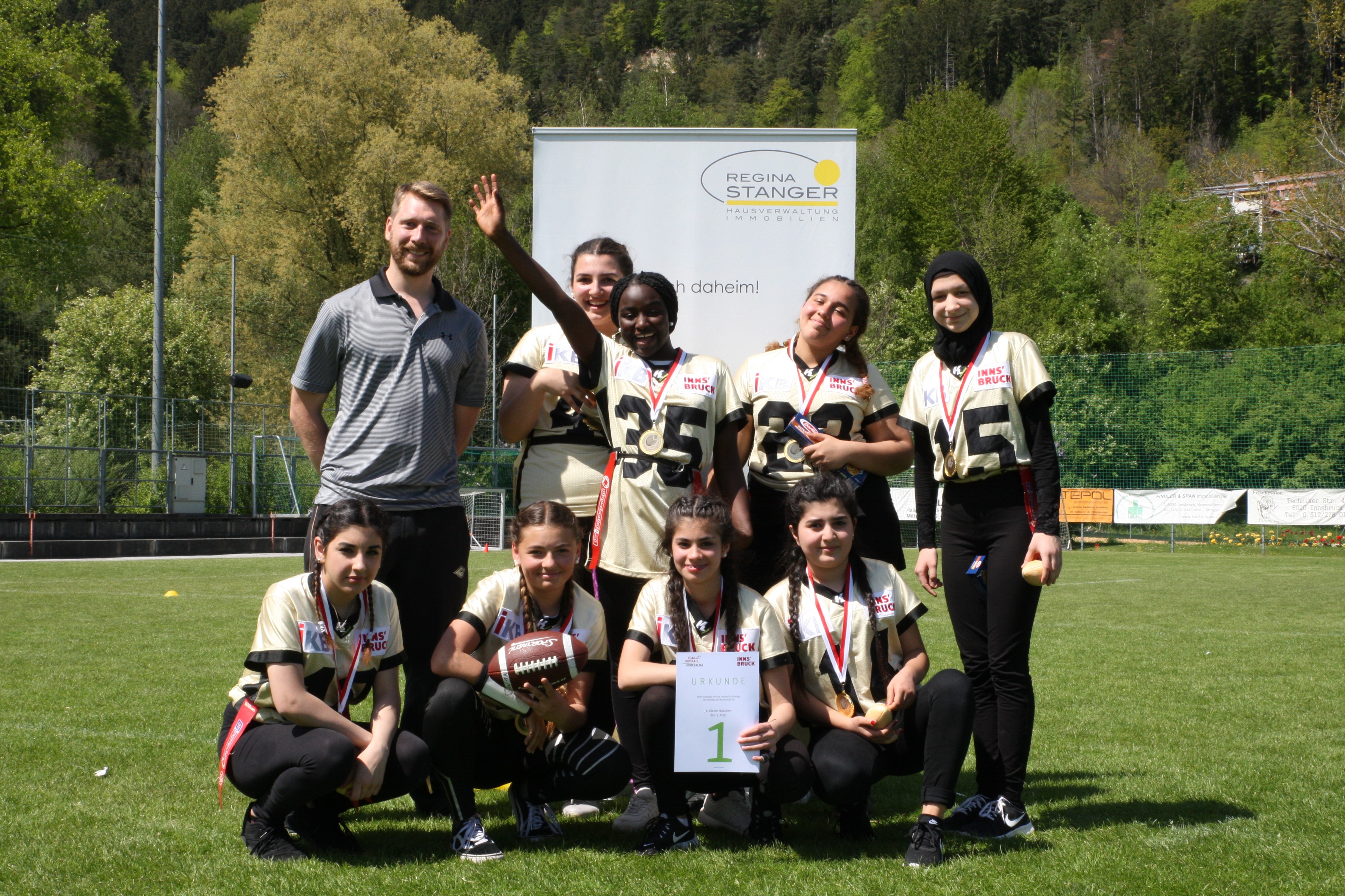 Freuten sich über den Sieg in ihrer Altersklasse: Das Team der NMS O-Dorf 1.