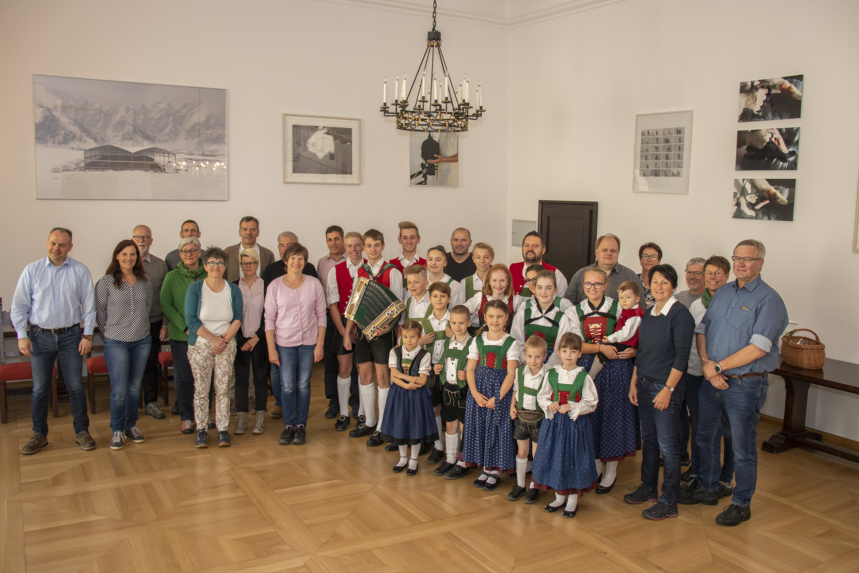 Kürzlich empfing Innsbrucks Bürgermeister Georg Willi im Bürgersaal des Historischen Rathauses den Gemeinderat der baden-württembergischen Stadt Fridingen an der Donau. Nach einer kurzen Vorstellung des Trachtenvereins "Die Amraser" besichtigen die Gäste aus Deutschland die Tiroler Landeshauptstadt.
