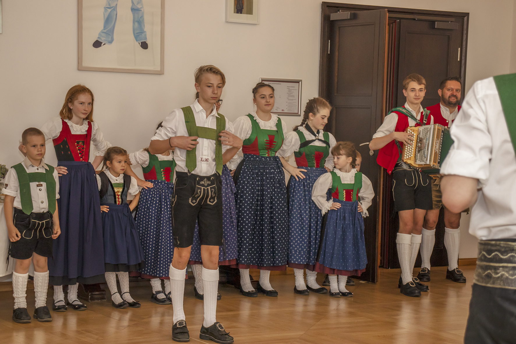Kürzlich empfing Innsbrucks Bürgermeister Georg Willi im Bürgersaal des Historischen Rathauses den Gemeinderat der baden-württembergischen Stadt Fridingen an der Donau. Nach einer kurzen Vorstellung des Trachtenvereins "Die Amraser" besichtigen die Gäste aus Deutschland die Tiroler Landeshauptstadt.